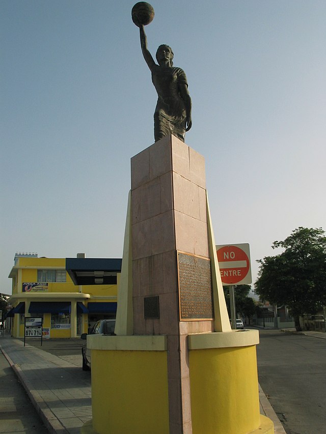 Woman Sculpture (Monumento a la Mujer)